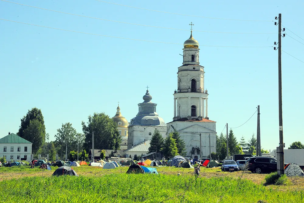 Палаточный лагерь паломников в Великорецком